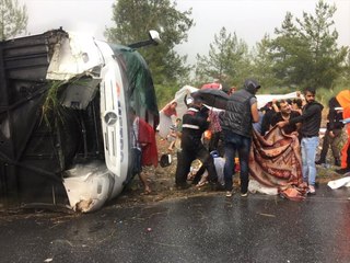 Yolcu otobüsü devrildi! Çok sayıda yaralı var
