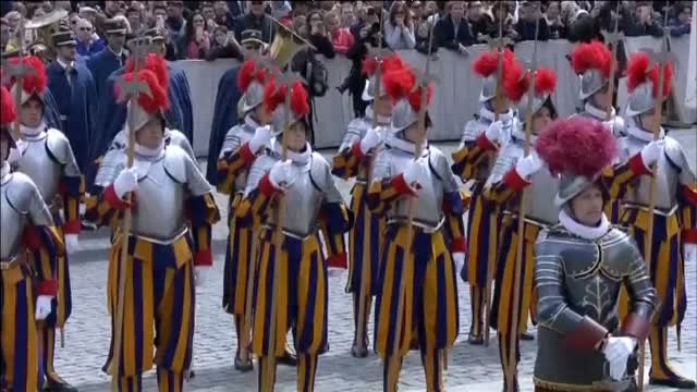 El papa imparte la bendición 'Urbi et Orbi' durante la misa de Pascua