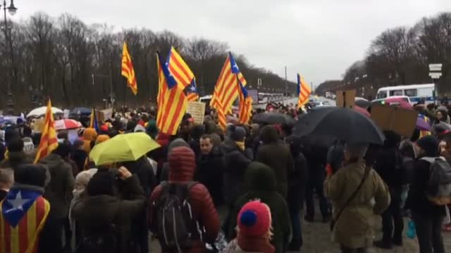 Independentistas catalanes se concentran en la Puerta de Brandenburgo en Berlín