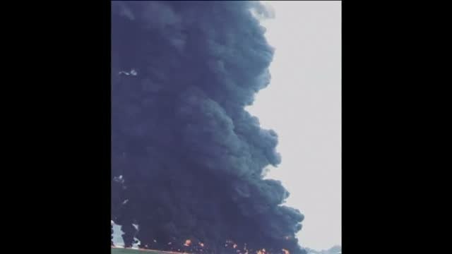 Mueren dos pescadores en un incendio causado por un vertido de petróleo en Indonesia