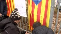 Concentración a las puertas de la cárcel alemana de Neumünster en apoyo a Carles Puigdemont