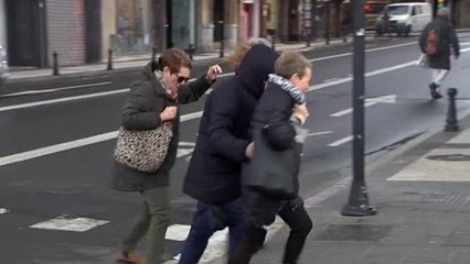 Fuertes rachas de viento sorprenden a los vecinos en las calles de San Sebastián