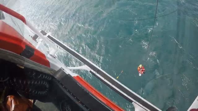 La Guardia Civil rescata en helicóptero a un kayakista en Cullera