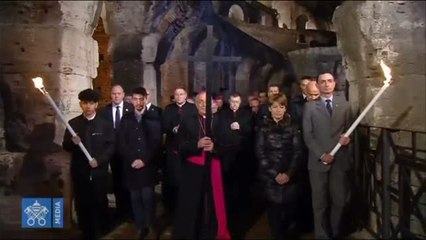 El Papa encabeza el tradicional Vía Crucis del Viernes Santo en el Coliseo de Roma