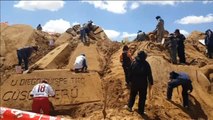 Diferentes artistas representan escenas de la Semana Santa en las dunas de Oruro