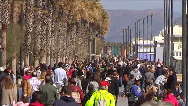 Un Viernes Santo con playas llenas en Valencia y Barcelona