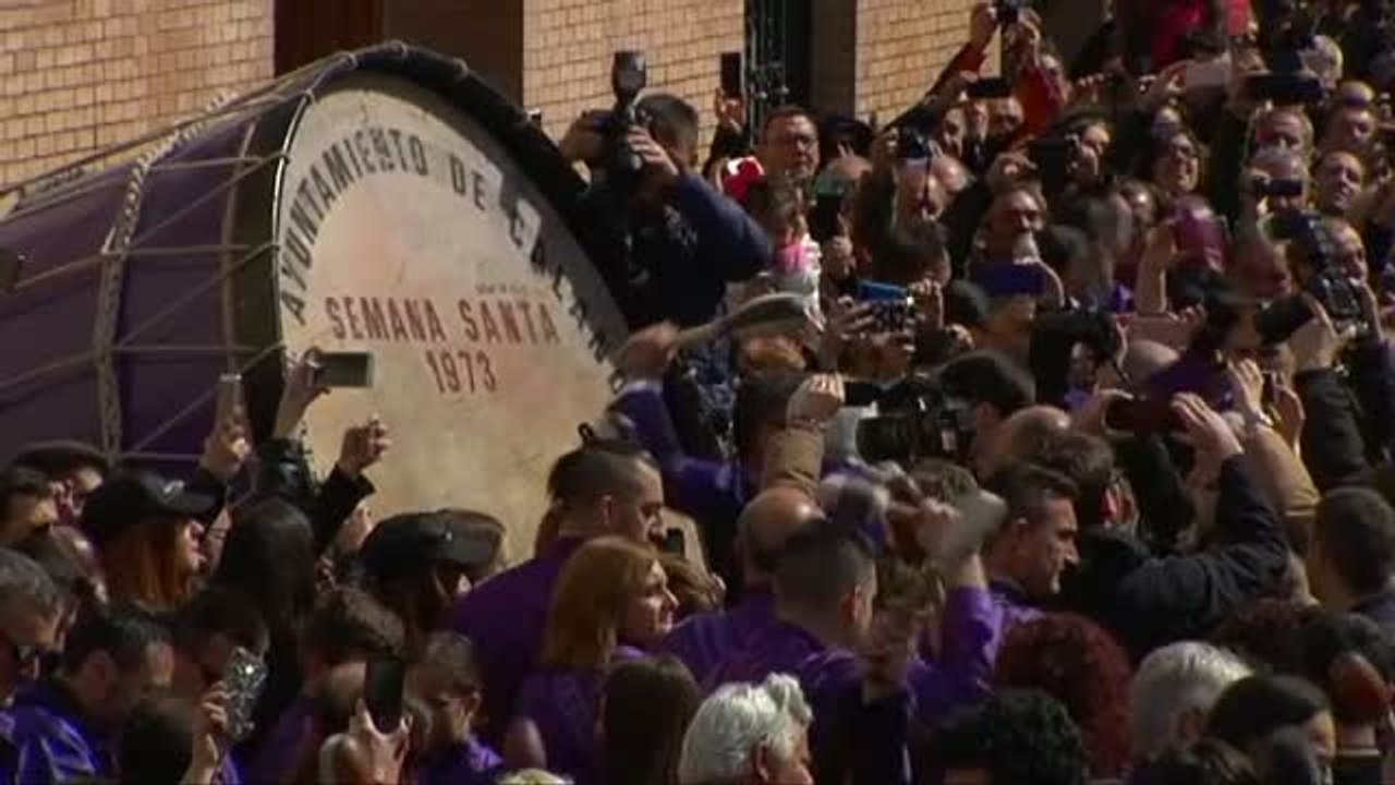 Los tambores toman las calles de Calanda