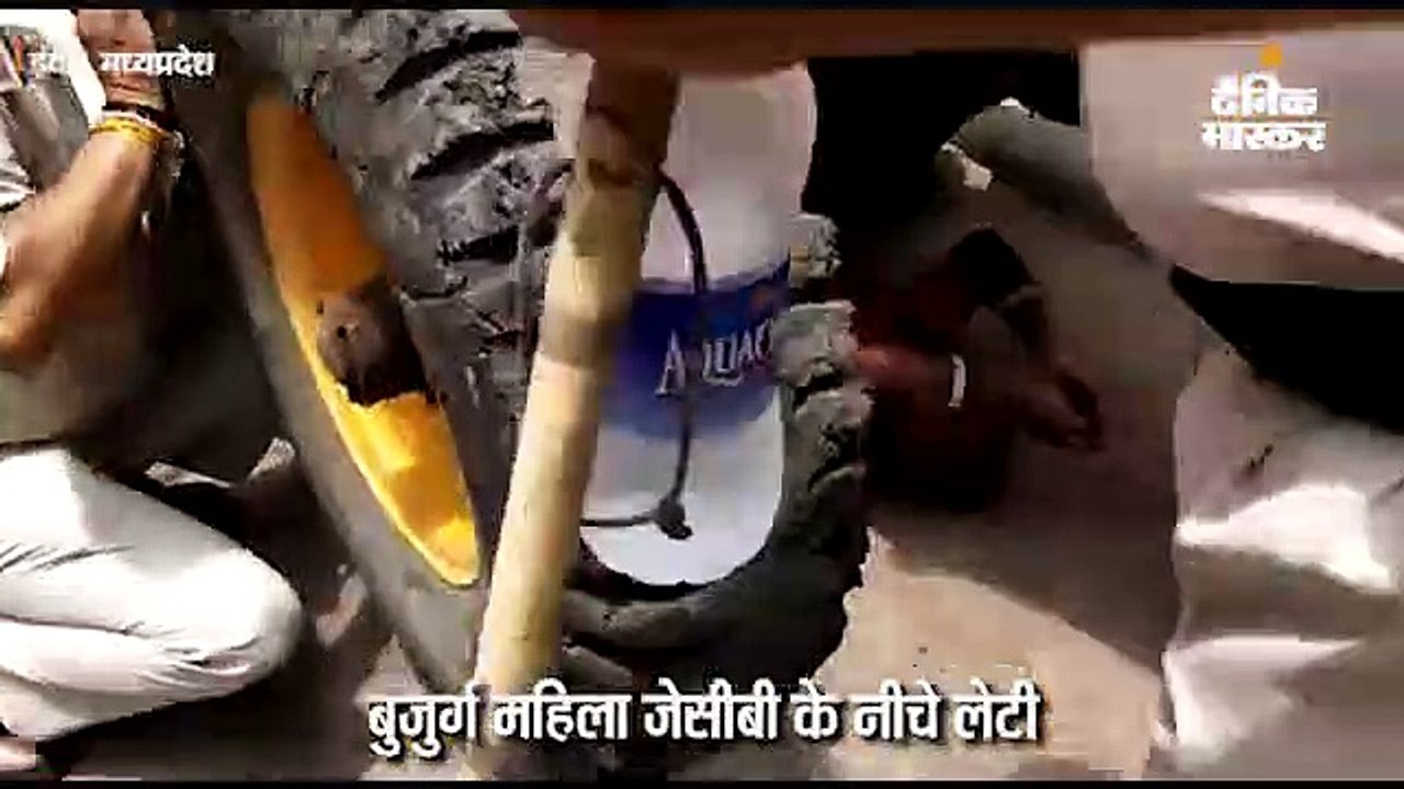 अतिक्रमण की कार्रवाई के दौरान बुजुर्ग महिला जेस...