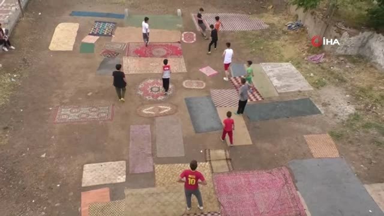 Yozgat'ta çocuklar eski halı ve kilimlerle halı saha yaptı