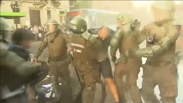Violentas protestas en Chile a favor de una educación gratuita y libre de empresas privadas