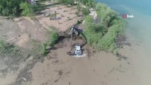 Selde sürüklenen tonlarca ağaç Sapanca Gölü'nde toplandı