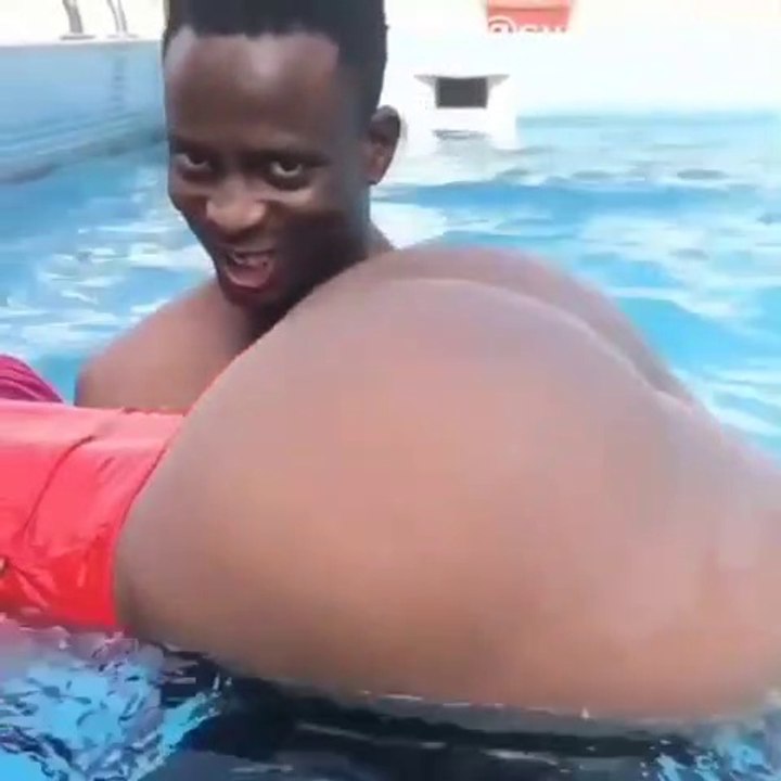 JE LUI APPREND A NAGE