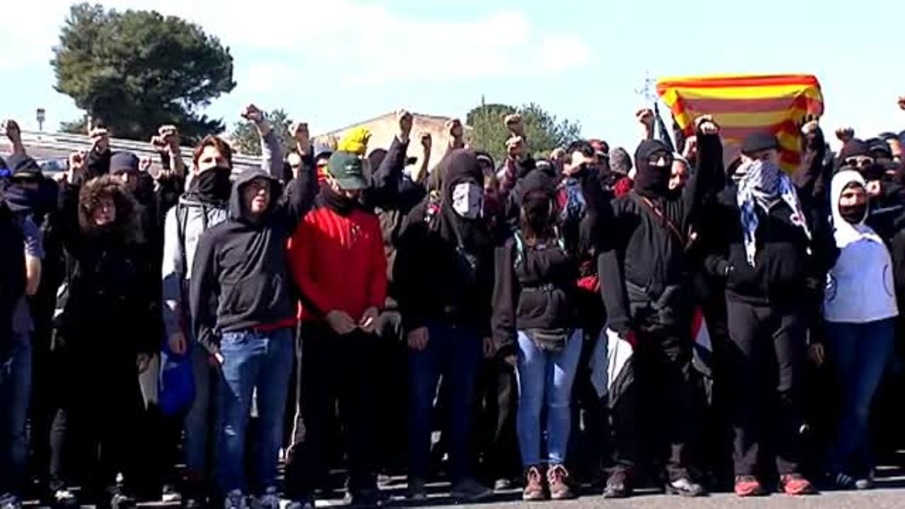 Los independentistas cortan carreteras estratégicas en Lleida, Girona y Tarragona