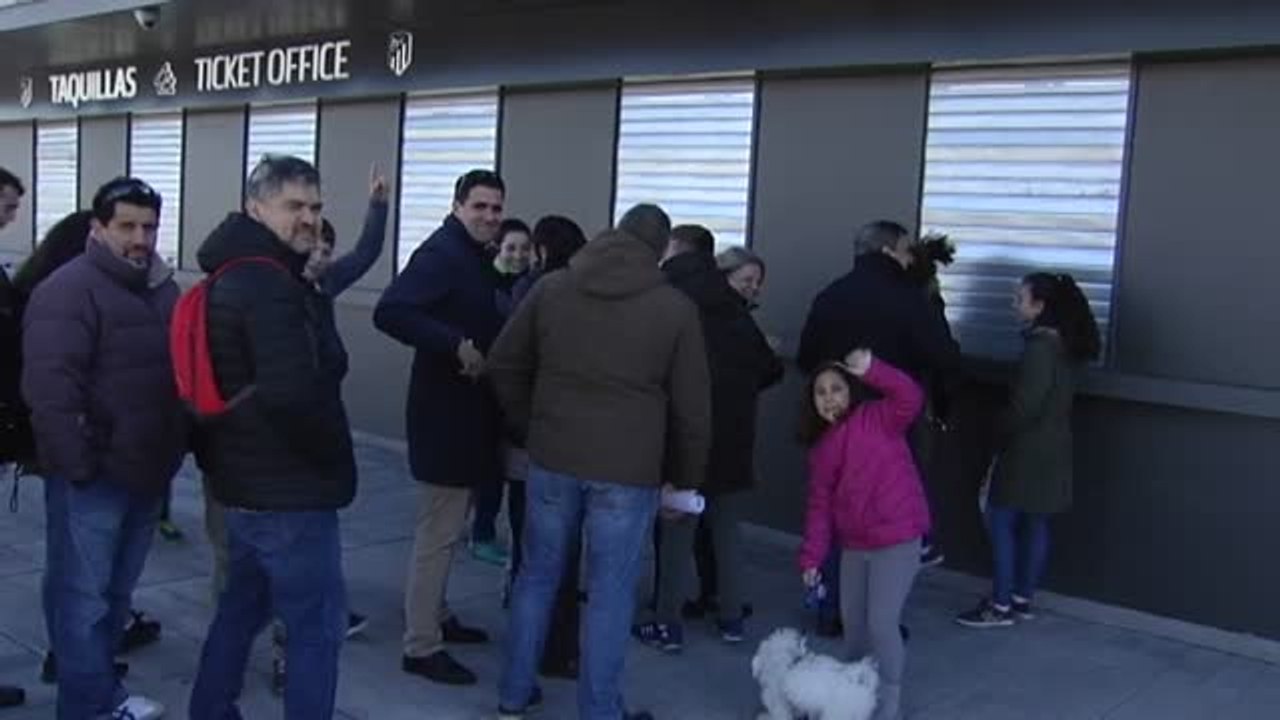 Largas colas para conseguir una entrada para el entrenamiento de la Selección