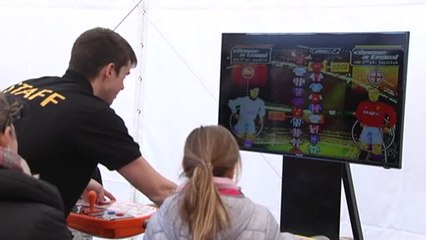 Cientos de aficionados disfrutan de la Fan Zone de España