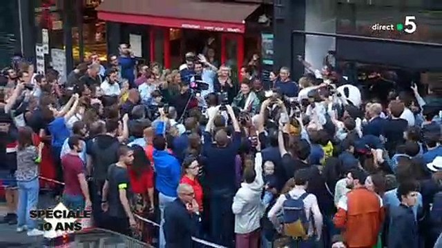 Regardez Alessandra Sublet, Anne-Elisabeth Lemoine et Anne-Sophie Lapix qui vont dans la rue avec le chanteur M pour fêter les 10 ans de C à vous - Vidéo