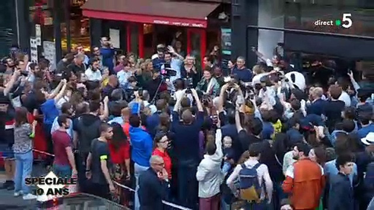 Regardez Alessandra Sublet, Anne-Elisabeth Lemoine et Anne-Sophie Lapix qui vont dans la rue avec le chanteur M pour fêter les 10 ans de "C à vous" - Vidéo