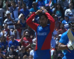 Jadhav survives run out after mix-up with Dhoni