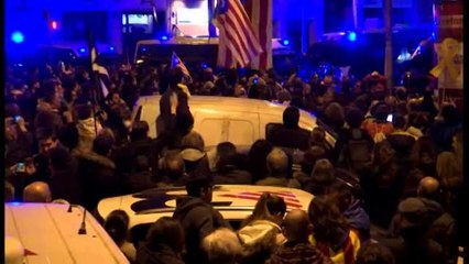 Multitudinarias protestas durante la noche en Barcelona contra la decisión del juez Llarena