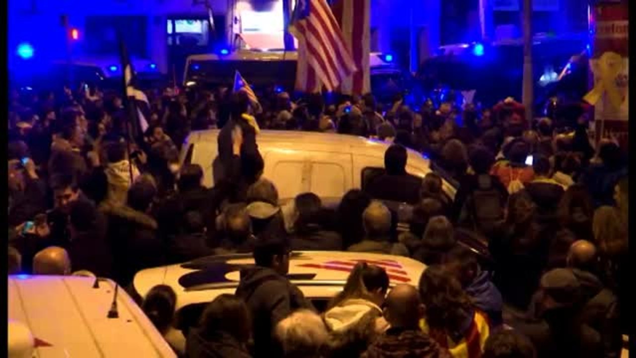 Multitudinarias protestas durante la noche en Barcelona contra la decisión del juez Llarena