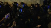 Fuertes cargas de los Mossos contra los manifestantes independentistas en las calles de Barcelona