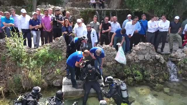 Vali ve dalgıçlar doğal akvaryum u temizledi - (2)