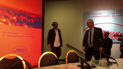 Alejandro González Iñárritu y el jurado entran a sala de conferencias