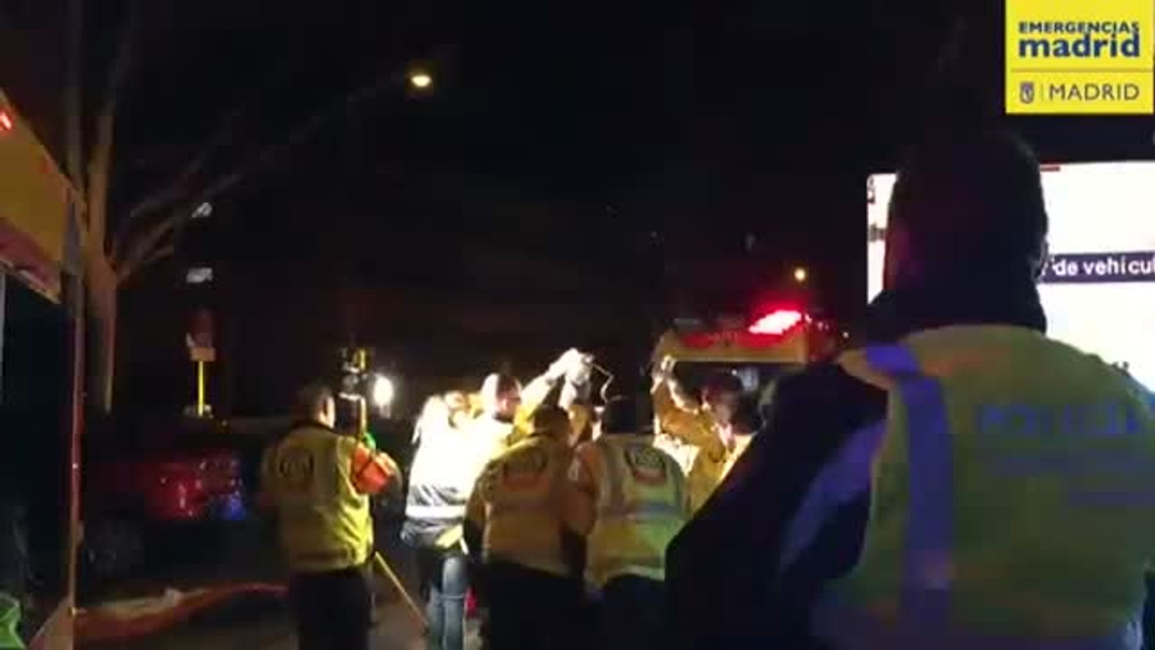 Herido grave un motorista tras impactar contra la marquesina de un autobús en Madrid