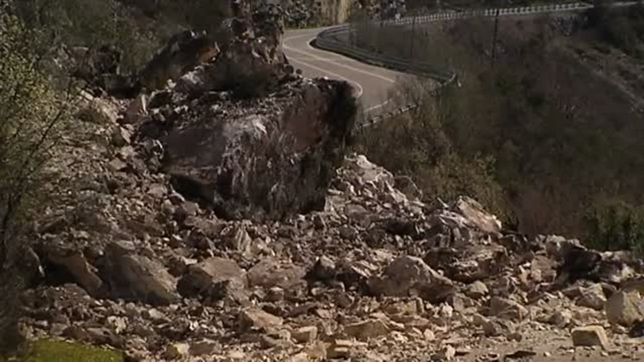 Un desprendimiento de rocas deja incomunicado el concejo asturiano de Caso
