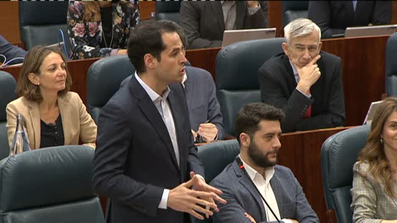 Rifirrafe en la Asamblea de Madrid por el polémico máster de Cristina Cifuentes