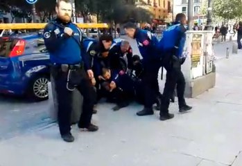 Download Video: Varios agentes detienen a un ciudadano senegalés en Lavapiés