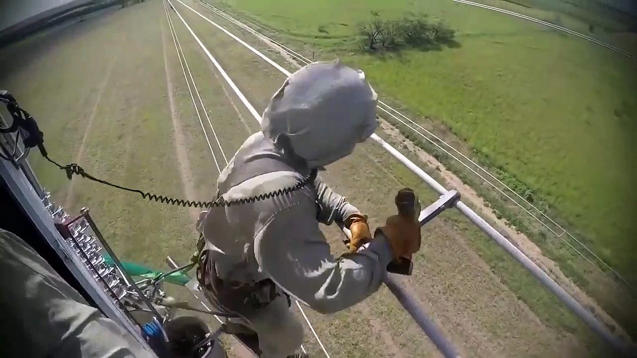 Le travail de ces ouvriers est dingue : ils interviennent en hélicoptère sur des lignes électriques à haute tension