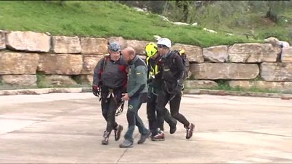 Descargar video: Rescatan a los dos senderistas desaparecidos en la sierra de Cádiz