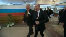 Putin madruga para votar en unas elecciones con pocas incógnitas