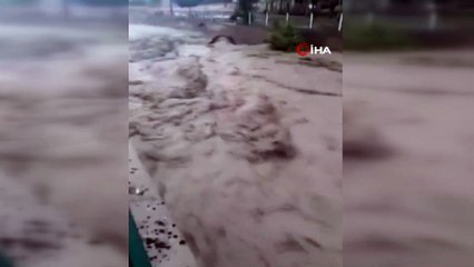 Sivas’ta sağanak yağmur dereleri taşırdı