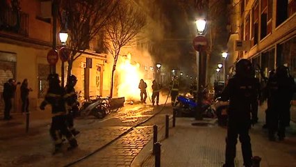 Download Video: Al menos 6 detenidos y 20 heridos, 10 de ellos policías, tras la muerte de un mantero en Lavapiés