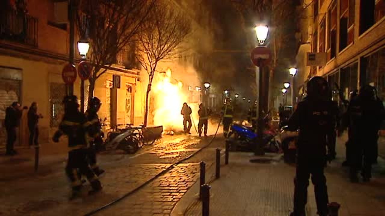 Al menos 6 detenidos y 20 heridos, 10 de ellos policías, tras la muerte de un mantero en Lavapiés