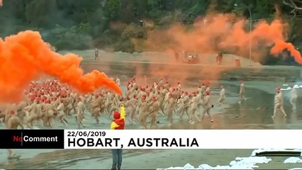 Australianos despem-se para celebrar solstício