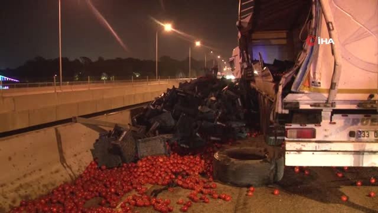 Domates yüklü tır devrildi, tonlarca domates köprü üzerinden kafenin üzerine düştü
