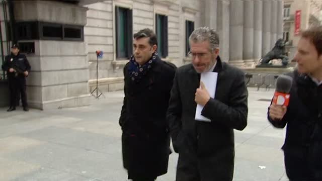 Granados recibe por sorpresa la querella de Cifuentes en su llegada al Congreso