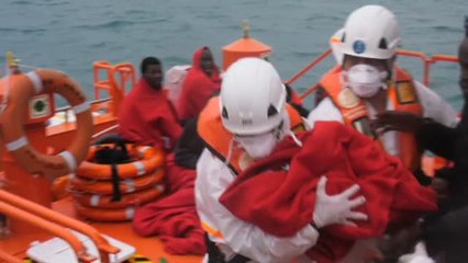 Tải video: Rescatados 18 inmigrantes de dos pateras en aguas del Estrecho