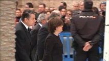 Cientos de personas arropan una vez más a la familia del pequeño Gabriel a su llegada al funeral