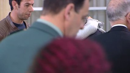 Zoido consuela a los padres de Gabriel en la capilla ardiente