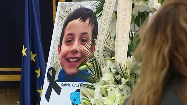 Miles de personas arropan a los padres de Gabriel en la capilla ardiente