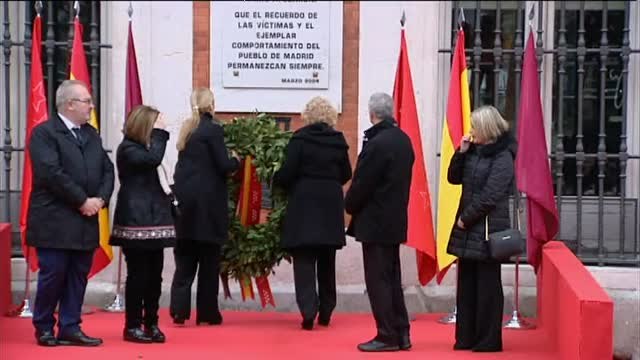 Cristina Cifuentes y Manuela Carmena homenajean a las víctimas del 11M
