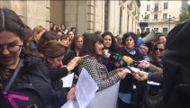 Concentración de mujeres periodistas frente al Ayuntamiento de Sevilla