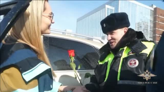 Policías rusos regalan flores en las calles por el Día de la Mujer