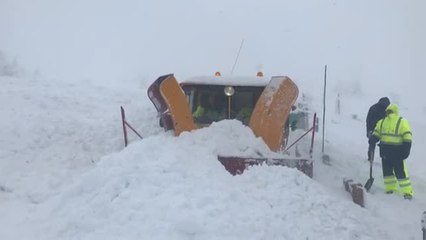 Una fresadora libera el acceso al albergue de Sierra Nevada donde 60 estudiantes están atrapados