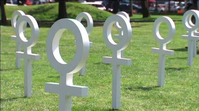 Instalan un cementerio simbólico para denunciar el número de mujeres asesinadas en México