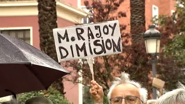 Rajoy, contra las cuerdas: el PSOE pide que se someta a una cuestión de confianza